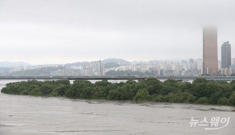 용적률 그대로 층수만 풀어···'집값 자극' 우려도