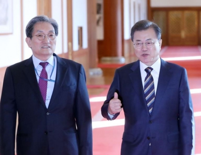 노영민 비서실장과 문재인 대통령. 사진=연합뉴스