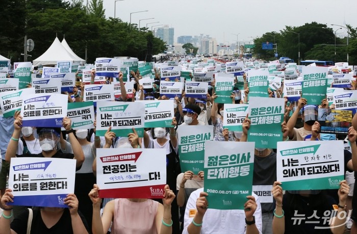 대한전공의협회 ‘젊은의사 단체행동’ 집회. 사진=이수길 기자 leo2004@newsway.co.kr 대한전공의협회(이하 대전협)이 7일 오후 서울 영등포구 여의도공원에서 의과대학 정원 확대 방안에 반대하는 ‘젊은의사 단체행동’집회를 열고 대정부 요구안을 발표했다. <br />
 <br />
이날 전국 전공의들은 오전 7시부터 하루 동안 집단휴진과 공동행동에 들어갔다.