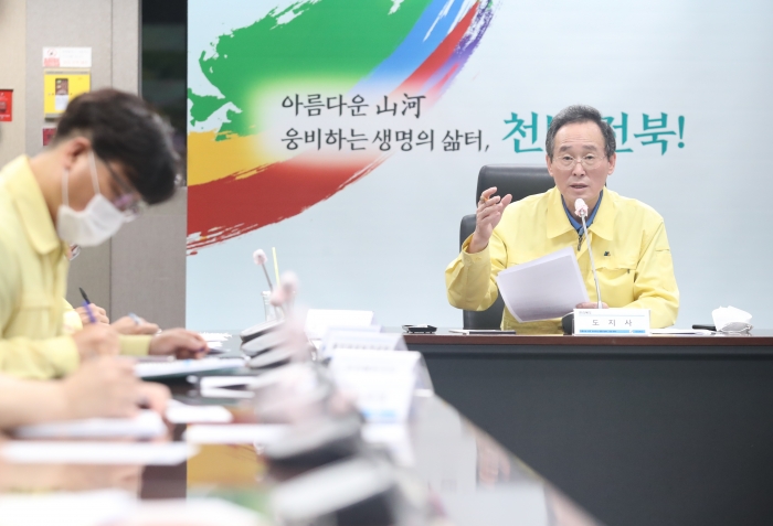 송하진 전북도지사는 8일 도청 재난상황실에서 집중호우 대비 상황 점검회의를 열고 최근 계속되는 호우와 관련 도민의 안전을 지키기 위해 각 현안 부서별로 빈틈없는 대비책을 마련하고 상황 발생 시 신속한 복구로 도민 피해를 최소화해달라고 당부했다.