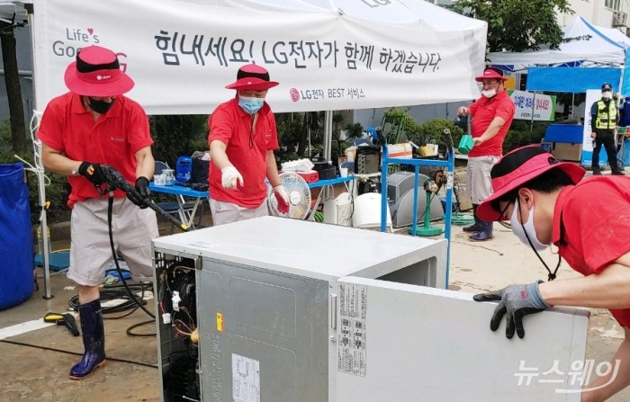 LG전자는 최근 갑작스런 폭우로 피해를 입은 지역에서 수해 복구 서비스 활동을 하고 있다. 사진=LG전자 제공