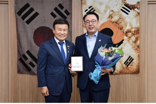 7일 광복회가 선정한 ‘역사정의실천 정치인’으로 선정된 최웅식 서울시의원(오른쪽)이 광복회 김원웅 회장과 기념촬영을 하고 있다.