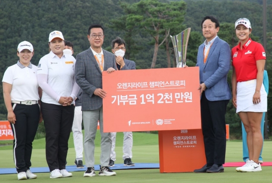 지난 9일 경주 블루원 디아너스컨트리클럽(CC)에서 정문국 오렌지라이프 사장(왼쪽 세 번째)과 프로골퍼 박인비 선수(두 번째) 등이 이병건 국제백신연구소(IVI) 한국후원회 이사장(네 번째)에게 기부금 1억2000만원을 전달한 뒤 기념촬영을 하고 있다. 사진=오렌지라이프