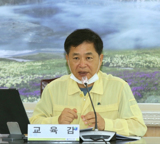 장석웅 전남교육감이 10일 오전 열린 확대간부회의를 주재하고 있다.