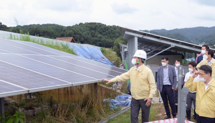 집중호우로 피해를 본 태양광 발전시설을 점검하는 성윤모 산업통상자원부 장관. 사진=산업자원부 제공