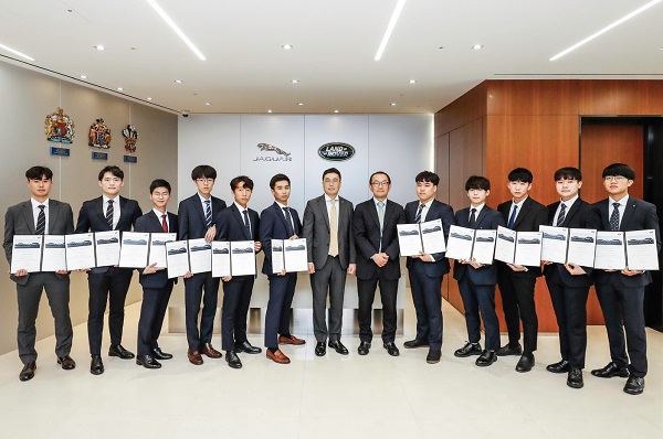 글로벌 테크니컬 어프렌티스 프로그램은 재규어 랜드로버 영국 본사가 우수 정비 인력 양성을 목표로 직접 개발한 글로벌 스탠더드 인재 육성 제도다. 교육생들은 18주간 이론 커리큘럼 및 840시간의 e-러닝을 거치며 고품질 서비스를 위한 이론을 학습한다. 사진=재규어 랜드로버 제공