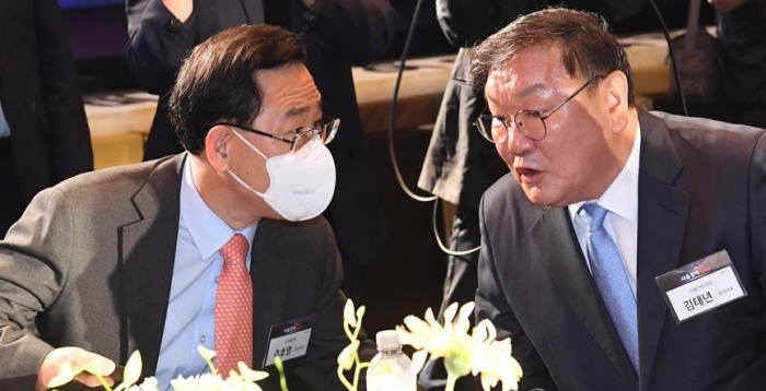 주호영 미래통합당 원내대표와 김태년 더불어민주당 원내대표가 대화하고 있다. 사진=연합뉴스 제공