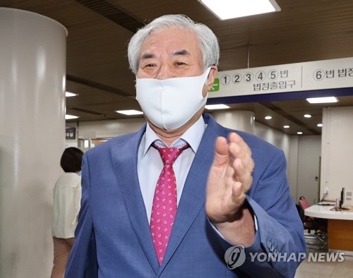 서울 광화문 집회에서 특정 정당 지지를 호소한 혐의를 받는 전광훈 한국기독교총연합회 대표회장 목사가 지난 8월 11일 오전 서울 서초구 서울중앙지법에서 열린 속행공판에 출석하고 있다. [사진=연합뉴스 제공