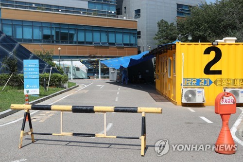파주병원에서 코로나19 확진된 사랑제일교회 교인 탈출. 사진=연합뉴스 제공