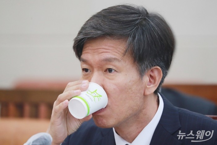 김대지 국세청장 후보자 인사청문회. 사진=이수길 기자 leo2004@newsway.co.kr 김대지 국세청장 후보자가 19일 오전 서울 여의도 국회 기재위 전체회의에서 열린 국세청장 후보자 인사청문회에서 물을 마시고 있다.