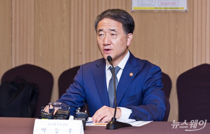 박능후 “확진자 감소 추세지만 안심할 단계 아냐” / 사진=사진공동취재단