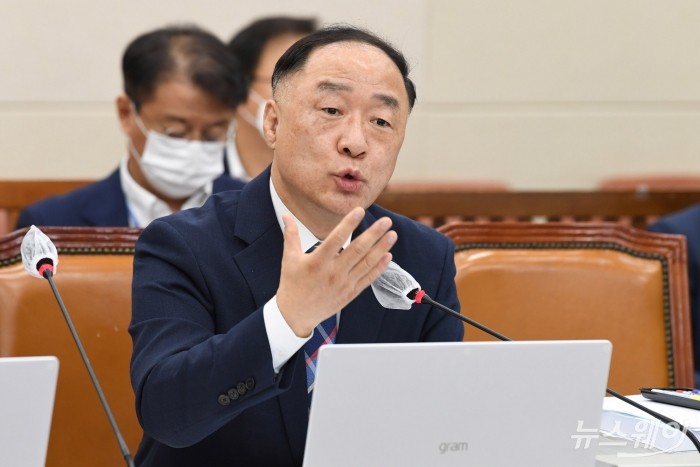기획재정위원회 전체회의. 사진=이수길 기자 leo2004@newsway.co.kr 홍남기 기획재정부 장관 겸 경제부총리가 20일 오전 서울 여의도 국회에서 열린 기획재정위원회 전체회의에 출석해 서일준 미래통합당 의원의 질의에 답변하고 있다.