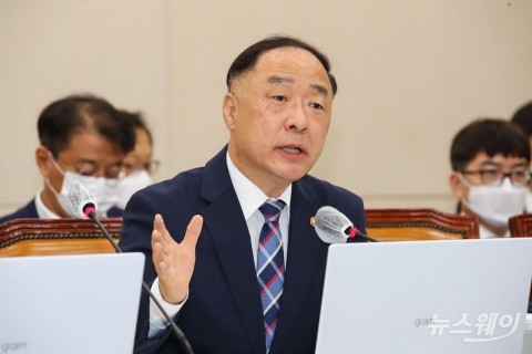 홍남기 “제2금융권 총부채원리금상환비율 보완 필요”