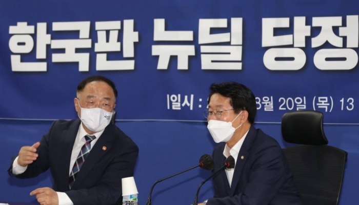 당정회의에서 대화하는 홍남기 경제부총리 겸 기획재정부 장관과 조정식 더불어민주당 정책위의장. 사진=연합뉴스 제공