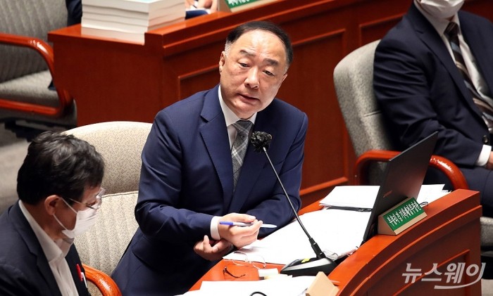 국회 예산결산특별위원회. 사진=이수길 기자 leo2004@newsway.co.kr 홍남기 경제부총리가 24일 오전 국회 예결위에서 의원들의 질의에 답하고 있다.