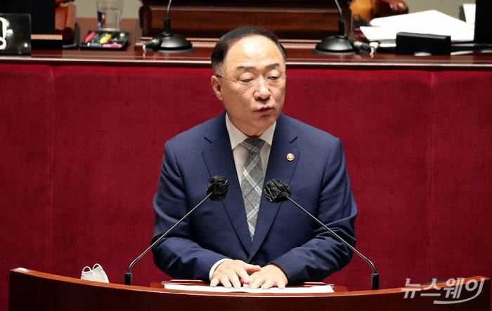 국회 예산결산특별위원회. 사진=이수길 기자 leo2004@newsway.co.kr 홍남기 경제부총리가 24일 오전 국회 예결위에서 모두발언을 하고 있다.