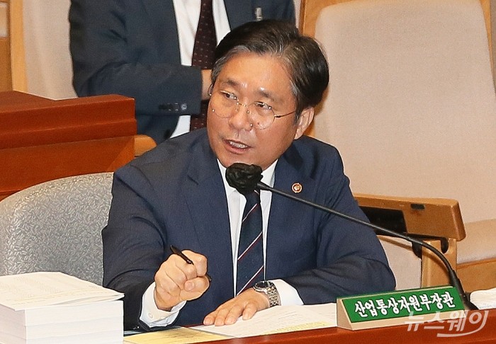국회 예산결산특별위원회. 사진=이수길 기자 leo2004@newsway.co.kr 성윤모 산업통상자원부 장관이 24일 오전 서울 여의도 국회 예산결산특별위원회에서 의원들의 질의에 답하고 있다. 2020.8.24.