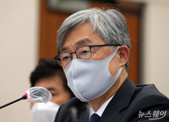 법제사법위원회 전체회의. 사진=이수길 기자 leo2004@newsway.co.kr 최재형 감사원장이 25일 오전 서울 여의도 국회에서 열린 법제사법위원회 전체회의에서 의원의 질의에 답하고 있다. 2020.8.25.