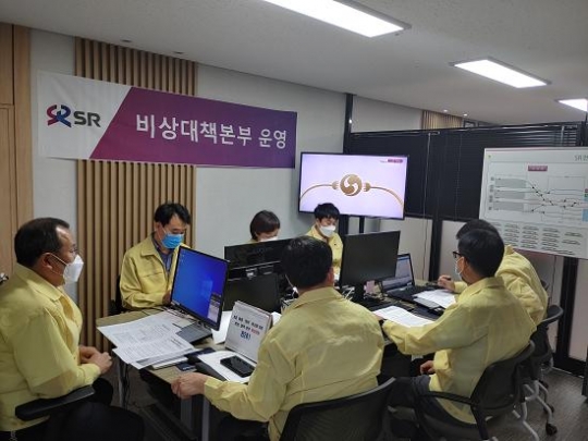 26일 SR은 제8호 태풍 ‘바비(BAVI)’ 북상에 대비해 박규한 SR 안전본부장(왼쪽 첫번째)을 비상대책본부장으로 하는 비상대비태세에 돌입했다.사진=SR 제공