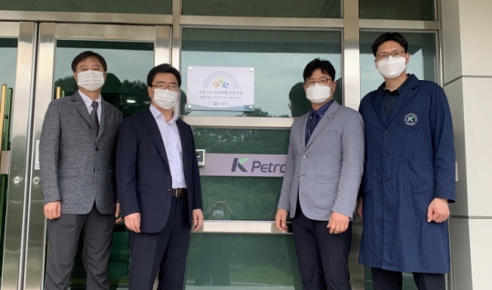 한국석유관리원 대전세종충남본부가 교육부 주관 ‘교육기부 진로체험 인증기관’으로 선정된 가운데 강경선 대전세종충남본부장(왼쪽에서 두 번째)과 직원들이 인증기관 현판 앞에서 기념촬영을 하고 있다.