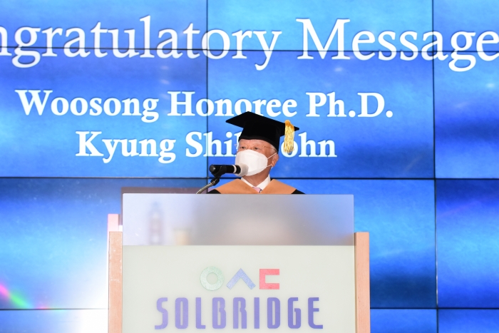 손경식 경총 회장이 31일 우송대학교 명예박사 학위수여식에서 학위 수락 연설을 하고 있다. 사진=경총 제공
