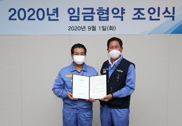 장인화 포스코 대표이사 사장(사진 왼쪽)과 김인철 포스코노동조합 위원장이 1일 포항 본사에서 2020년 임금협약 조인식을 실시하고 기념촬영을 하고 있다. 사진=포스코 제공