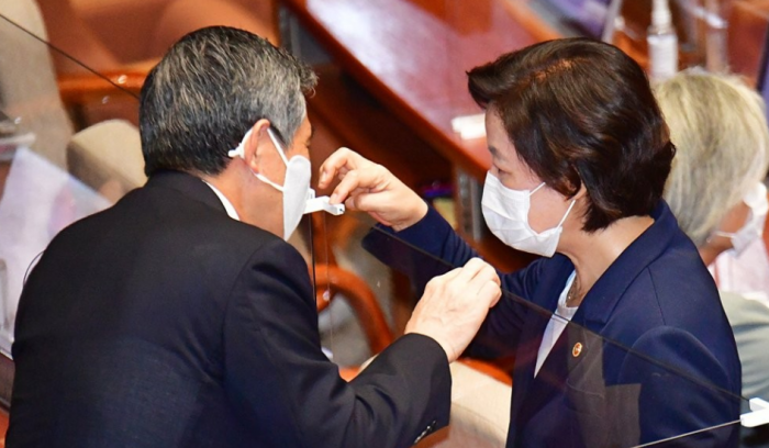 정경두 국방부 장관과 추미애 법무부 장관이 국회에 출석해 대화를 나누고 있다. 사진=연합뉴스 제공