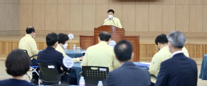 장석웅 교육감이 1일 대강당에서 열린 월례회의를 주재하고 있다. 이날 장 교육감은 “전남교육의 어려운 현실을 극복하기 위해서는 ‘전남형 초·중 통합학교’ 운영을 적극 추진하겠다”고 밝혔다.