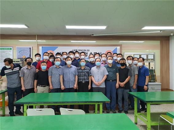 31일 한국폴리텍대학 남인천캠퍼스 신중년특화과정 수료생들이 기념촬영을 하고 있다.