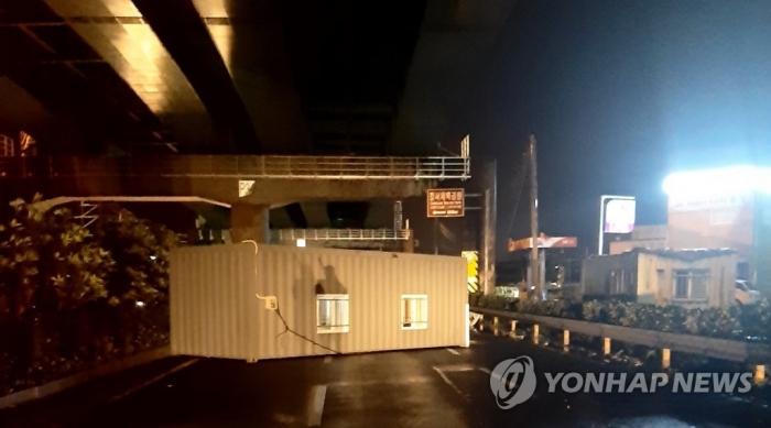 바람에 휩쓸려 날라온 컨테이너. 사진=연합뉴스