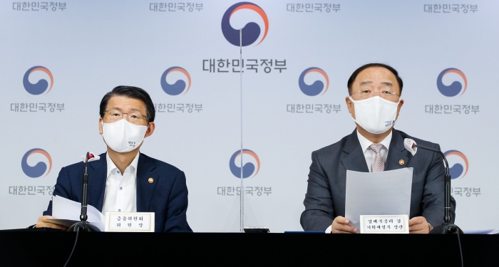 홍남기 경제부총리 겸 기획재정부 장관(오른쪽)과 은성수 금융위원장(왼쪽)이 3일 서울 세종대로 정부서울청사에서 한국판 뉴딜 전략회의 관련 내용을 발표하고 있다. 사진=금융위원회 제공