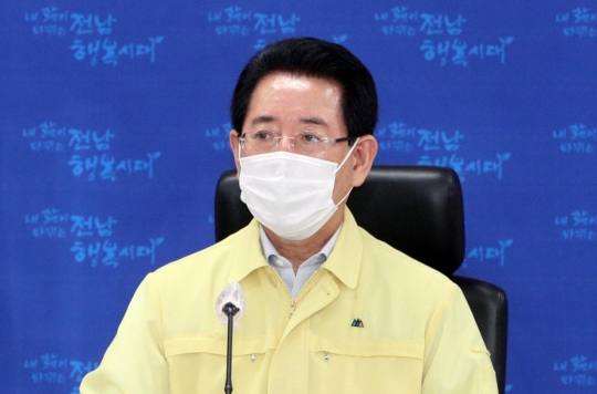 김영록 전남지사가 4일 대한의사협회와 정부여당이 국민의 건강과 보건의료 제도의 발전이라는 공동의 목표 아래 의료체계 문제의 근본적 해결과 코로나19 극복을 위하여 정책협약 합의문에 서명한 것과 관련, 전남에 꼭 의대 신설이 이루어 질 수 있도록 간곡히 호소하고 있다.