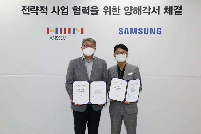 지난 4일 서울 상암동에 위치한 한샘 사옥에서 강봉구 삼성전자 한국총괄(오른쪽)과 강승수 한샘 회장(왼쪽)이 양사 간 공동사업 강화를 위한 업무협약을 체결했다. 사진=삼성전자 제공