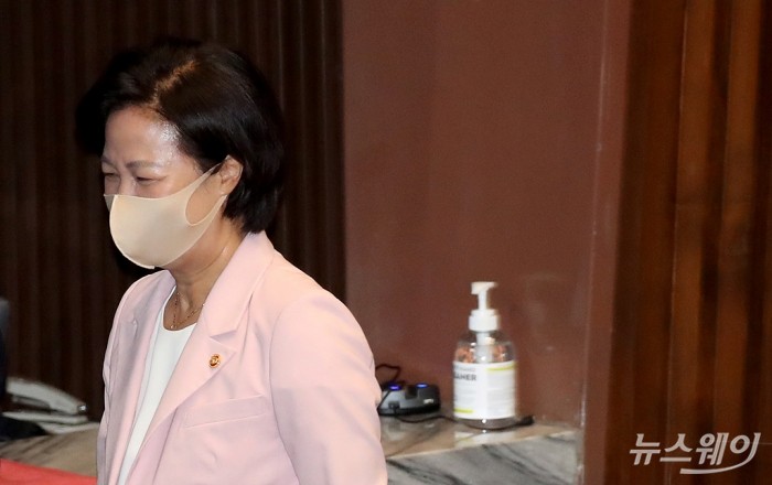국회 본회의 참석한 추미애 법무부 장관. 사진=이수길 기자 leo2004@newsway.co.kr 추미애 법무부 장관이 7일 오전 서울 여의도 국회에서 열린 본회의에 참석한 뒤 자리를 나서고 있다.