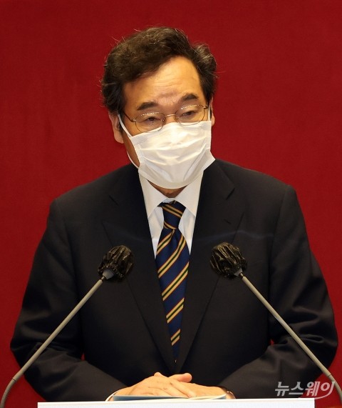 국회 본회의 이낙연 더불어민주당 대표 교섭단체 대표연설. 사진=이수길 기자 leo2004@newsway.co.kr 이낙연 더불어민주당 대표가 7일 오전 서울 여의도 국회 본회의에서 교섭단체 대표연설을 하고 있다. 2020.9.7