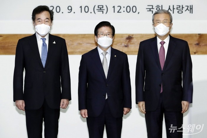 박병석 국회의장, 이낙연 더불어민주당 대표, 김종인 국민의힘 비상대책위원장이 오찬 간담회 전 기념촬영을 하고 있다. 사진=이수길 기자 leo2004@newsway.co.kr