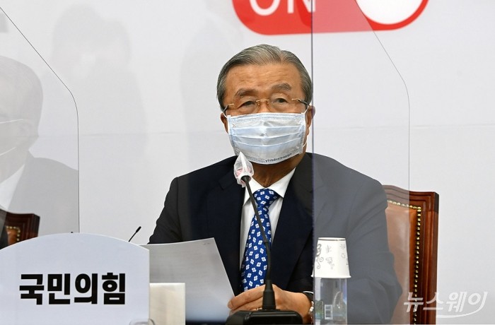 국민의힘 비상대책위원회의. 사진=이수길 기자 leo2004@newsway.co.kr 국민의힘 비상대책위원회의에서 김종인 비대위원장이 모두 발언을 하고 있다. 2020.9.14