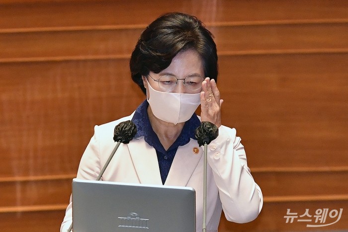 국회 정치분야 대정부질문. 사진=이수길 기자 leo2004@newsway.co.kr 추미애 법무부 장관이 14일 서울 여의도 국회 본회의장에서 열린 정치분야 대정부질문에 출석해 안경을 만지고 있다.