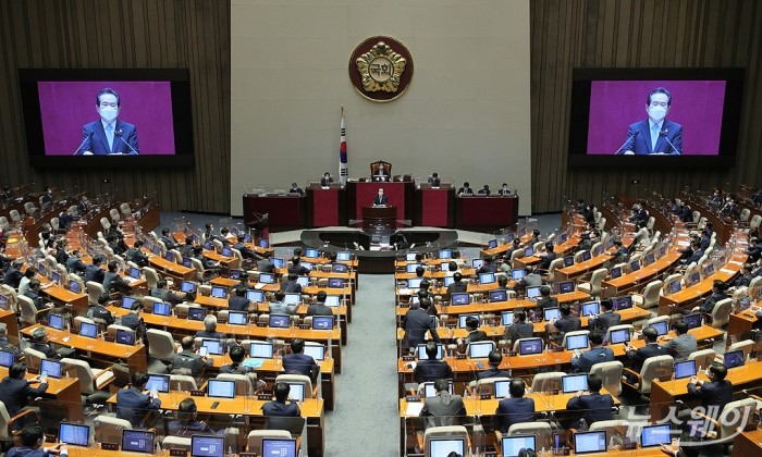 국회 정치분야 대정부질문. 사진=이수길 기자 leo2004@newsway.co.kr 정세균 국무총리가 14일 국회 본회의장에서 '2020년도 4차 추경안 시정연설'을 하고 있다.