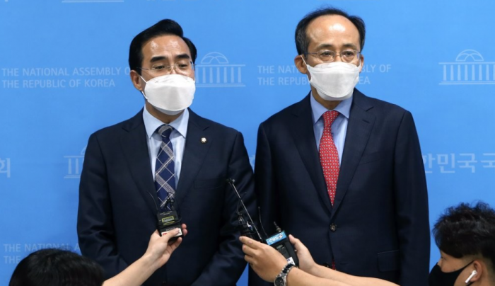 4차 추가경정예산안 일정 합의 밝히는 국회 예산결산특별위원회 박홍근 더불어민주당 간사와 추경호 국민의힘 간사. 사진=연합뉴스