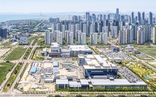삼성바이오로직스 공장 전경. 좌측 하단 부지에 4공장이 들어설 예정. 사진=삼성바이오로직스 제공