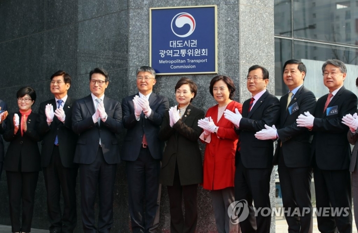 지난해 3월 19일 열린 대도시권광역교통위원회 출범식 모습. 우측부터 이승호 대구 경제부시장, 구윤철 기재2차관, 이현재 자유한국당 의원, 박 국토위원장, 김 장관, 최 대광위원장, 정병국 바른미래당 의원, 이춘희 세종시장, 김진숙 행복도시청장. 사진=연합뉴스 제공