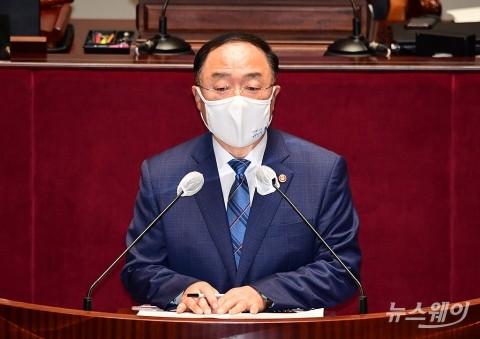 홍남기, “재정준칙 면제, 추경보다 엄격히” 유튜브 직강