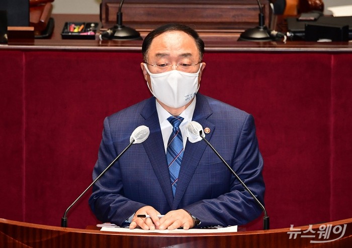 국회 예산결산특별위원회 전체회의. 사진=이수길 기자 leo2004@newsway.co.kr 홍남기 경제총리 겸 기획재정부 장관이 18일 국회에서 열린 예산결산특별위원회 전체회의에서 제안설명을 하고 있다. 국회 예산결산특별위원회는 오늘 전체회의에서 정부를 상대로 종합정책질의를 열고 7조8천억원 규모의 4차 추가경정예산안에 대한 본격적인 심사에 착수 한다.