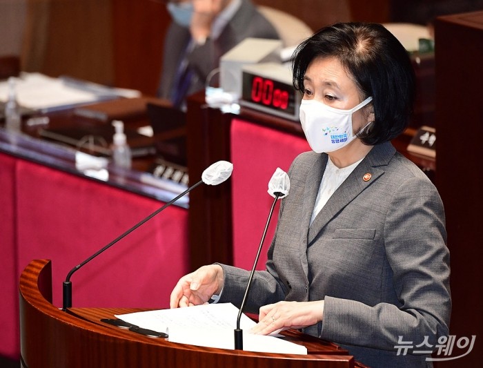 국회 예산결산특별위원회 전체회의에 참석한 박영선 중소벤처기업부 장관 (사진=이수길 기자)
