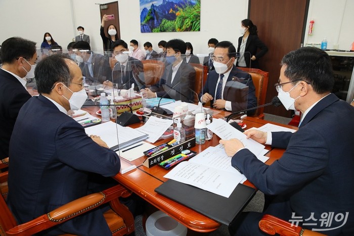 4차 추경예산안 논의 중인 예산결산특별위원회 소위원회. 사진=이수길 기자 leo2004@newsway.co.kr
