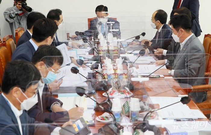 예산결산특별위원회 소위원회. 사진=이수길 기자 leo2004@newsway.co.kr 4차 추경예산안등조정소위원회 <br />
 국회 예결위원장인 정성호 추경예산안등조정소위원장이 21일 국회에서 열린 예산결산특별위원회 제4회 추경예산안등조정소위원회에서 개회를 선언하고 있다. 2020.9.21