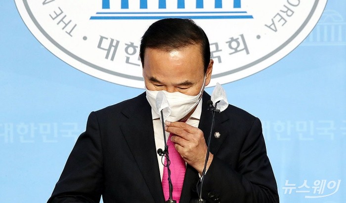 박덕흠 국민의힘 의원 기자회견. 사진=이수길 기자 leo2004@newsway.co.kr 박덕흠 국민의힘 의원이 21일 오후 국회 소통관에서 기자회견을 하기 전 마스크를 만지고 있다.