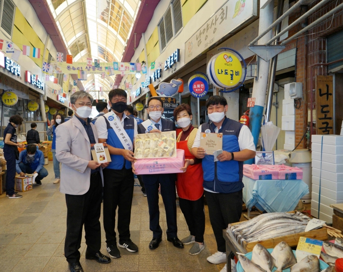 한빛원전, 추석맞이 전통시장 활성화 및 사회복지시설 온정나눔 행사 기사의 사진