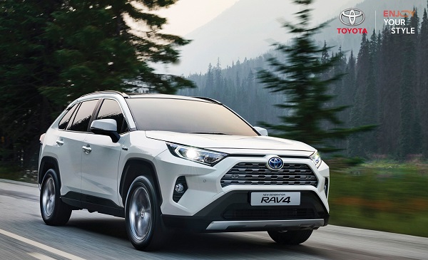 2021년형 RAV4의 가솔린 모델에는 하이브리드 모델에 적용되어 있는 인포테인먼트 시스템인 안드로이드 오토와 애플 카플레이 기능, 그리고 내비게이션이 추가되었고 자동으로 트렁크를 개폐하여 편리하게 짐을 싣고 내릴 수 있는 파워 백도어 기능이 확대 적용되었다. 사진=토요타코리아 제공